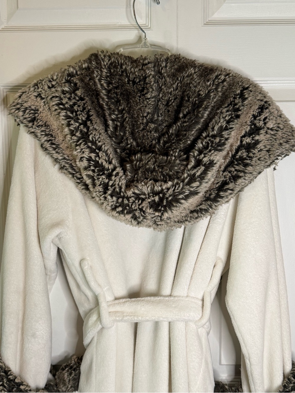 Pottery Barn Cream Robe with Gray Faux-Fur Trim - Picture 10 of 15